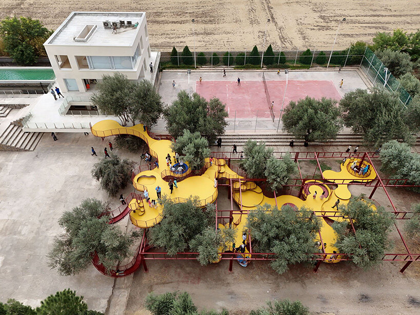 Архитектурное бюро ZAV Architects создало модульную жёлтую игровую площадку посреди оливкового сада в Иране