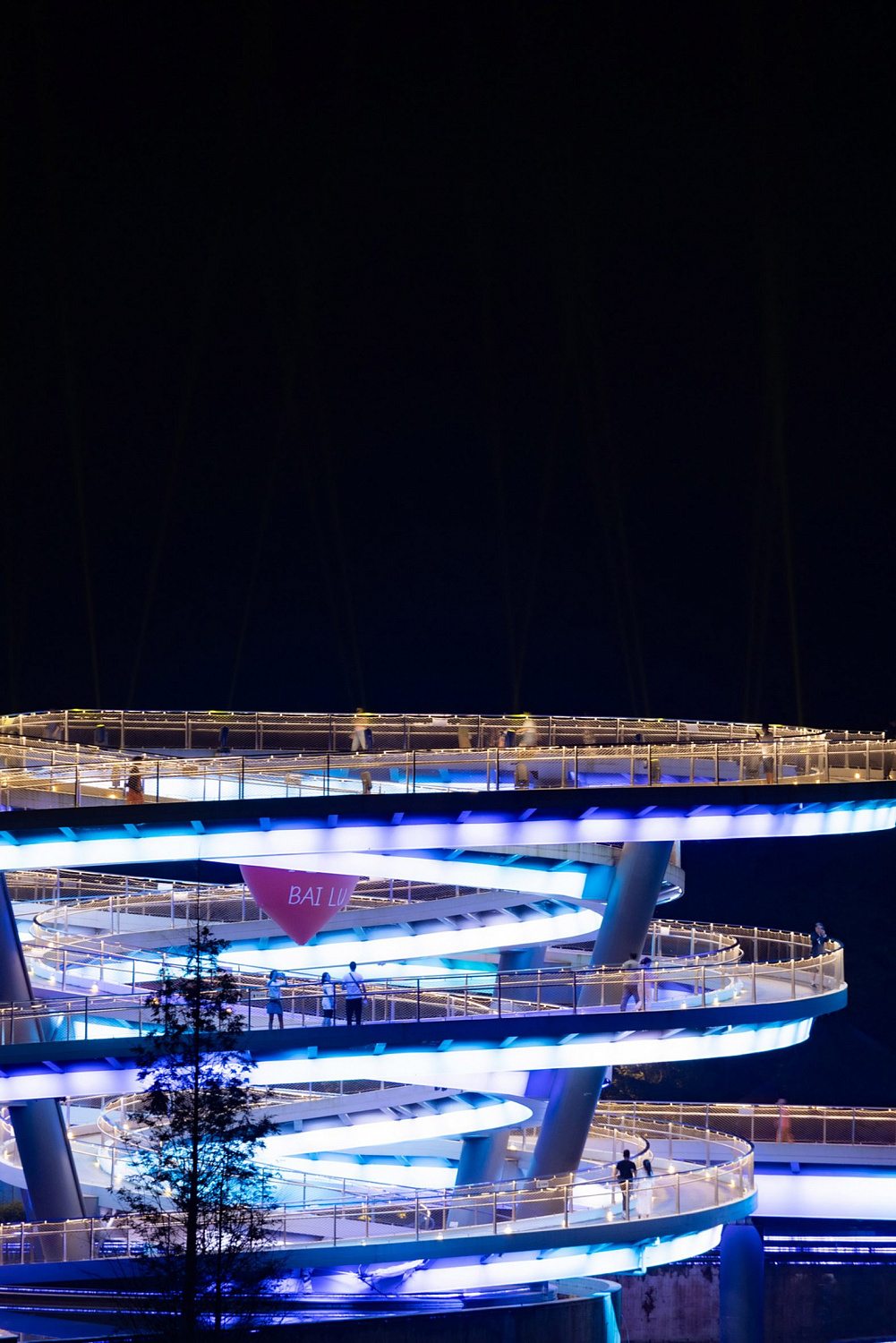Архитектурное бюро ZZHK Architects завершило строительство моста со спиральной смотровой площадкой в Китае