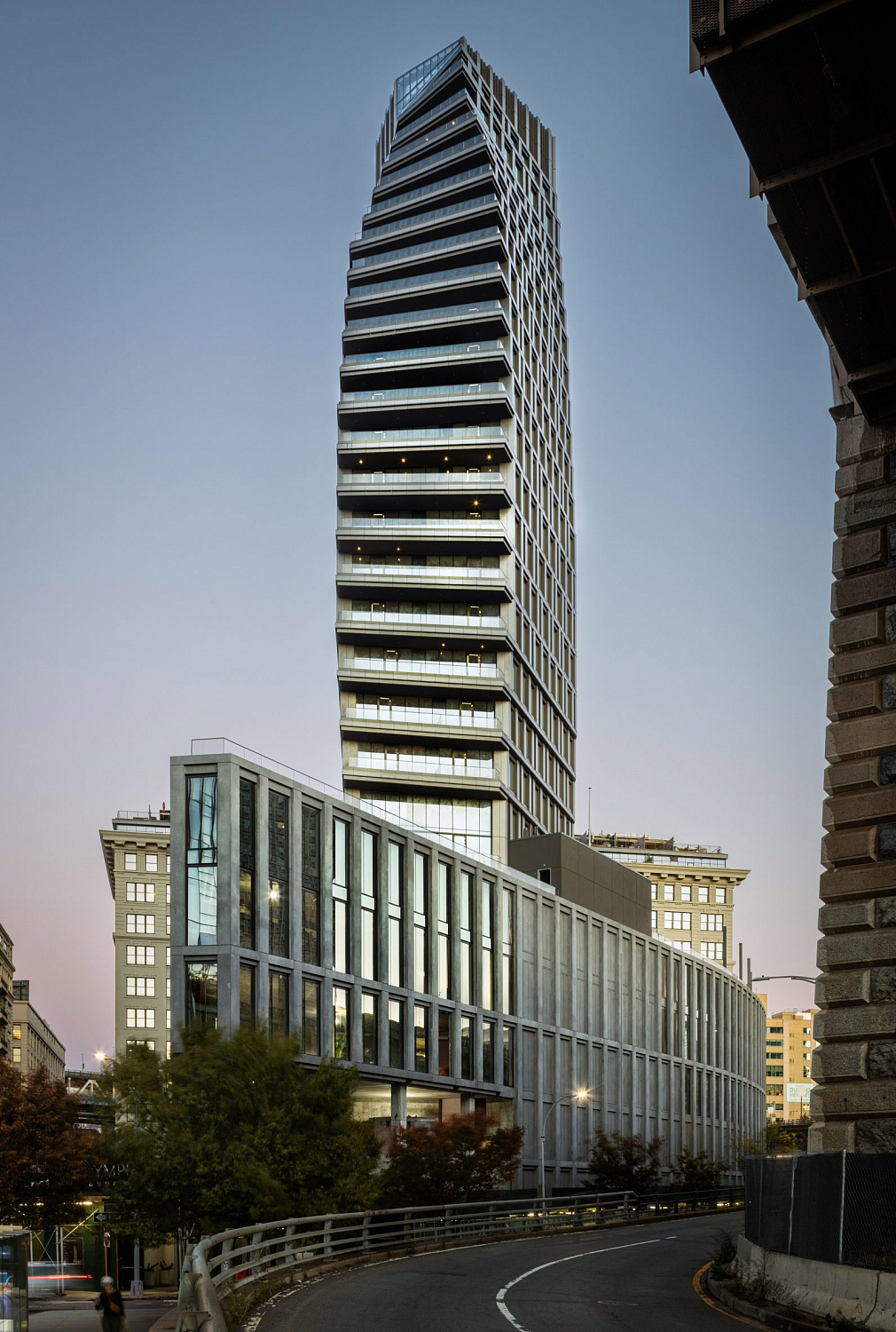 Hill West Architects завершила строительство небоскрёба в Дамбо, похожего на парус