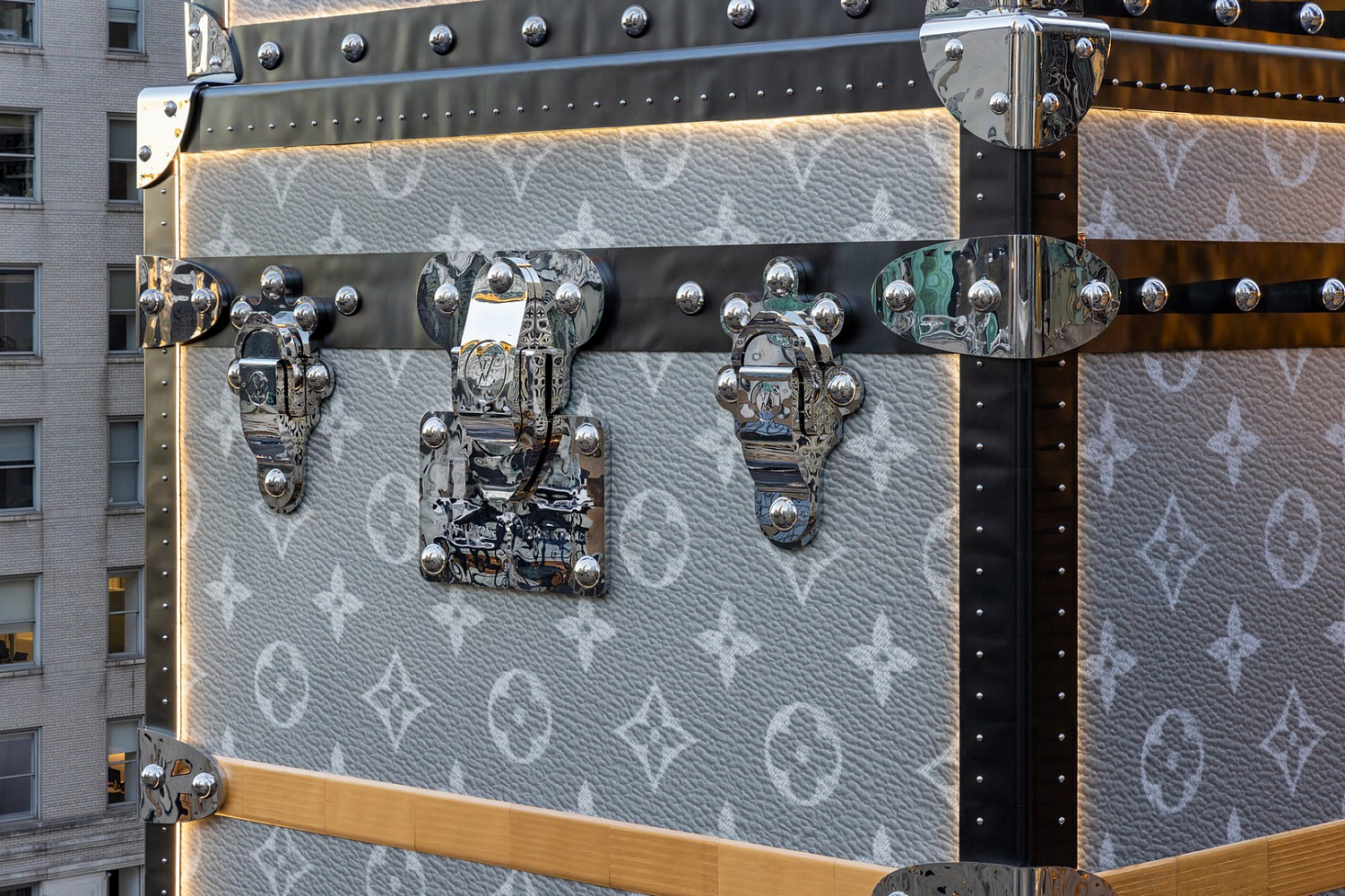 Флагманский магазин Louis Vuitton замаскирован под стопку чемоданов