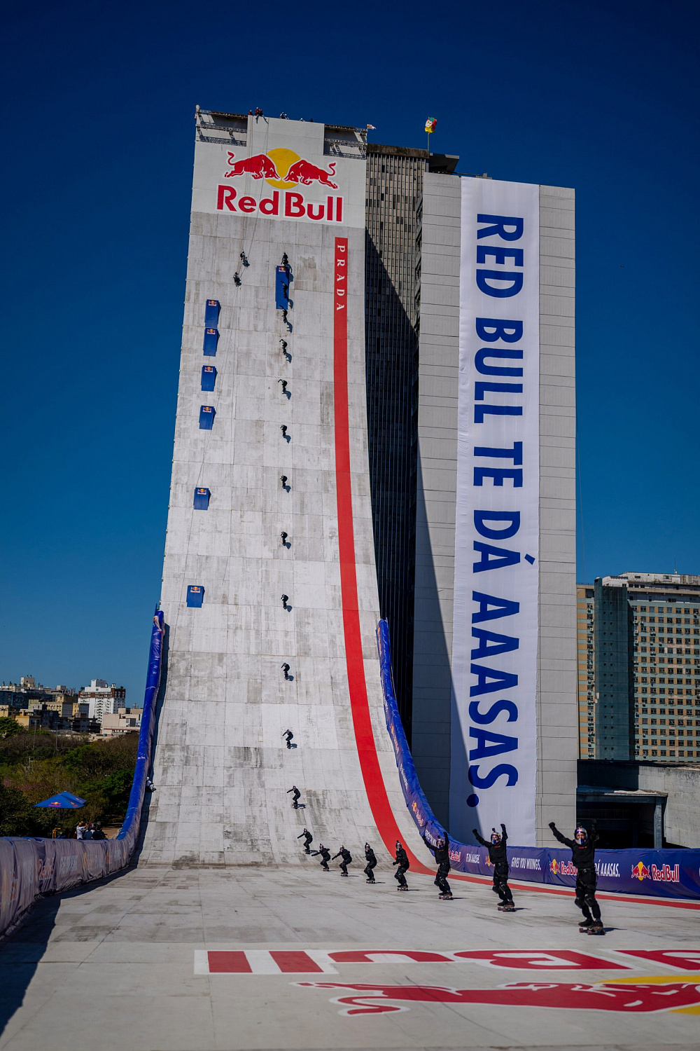 Red Bull и Prada превратили бразильский небоскрёб в гигантский скейт-рамп