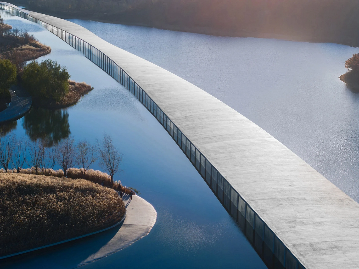 В Китае открылся Художественный музей, расположенный в водах озера