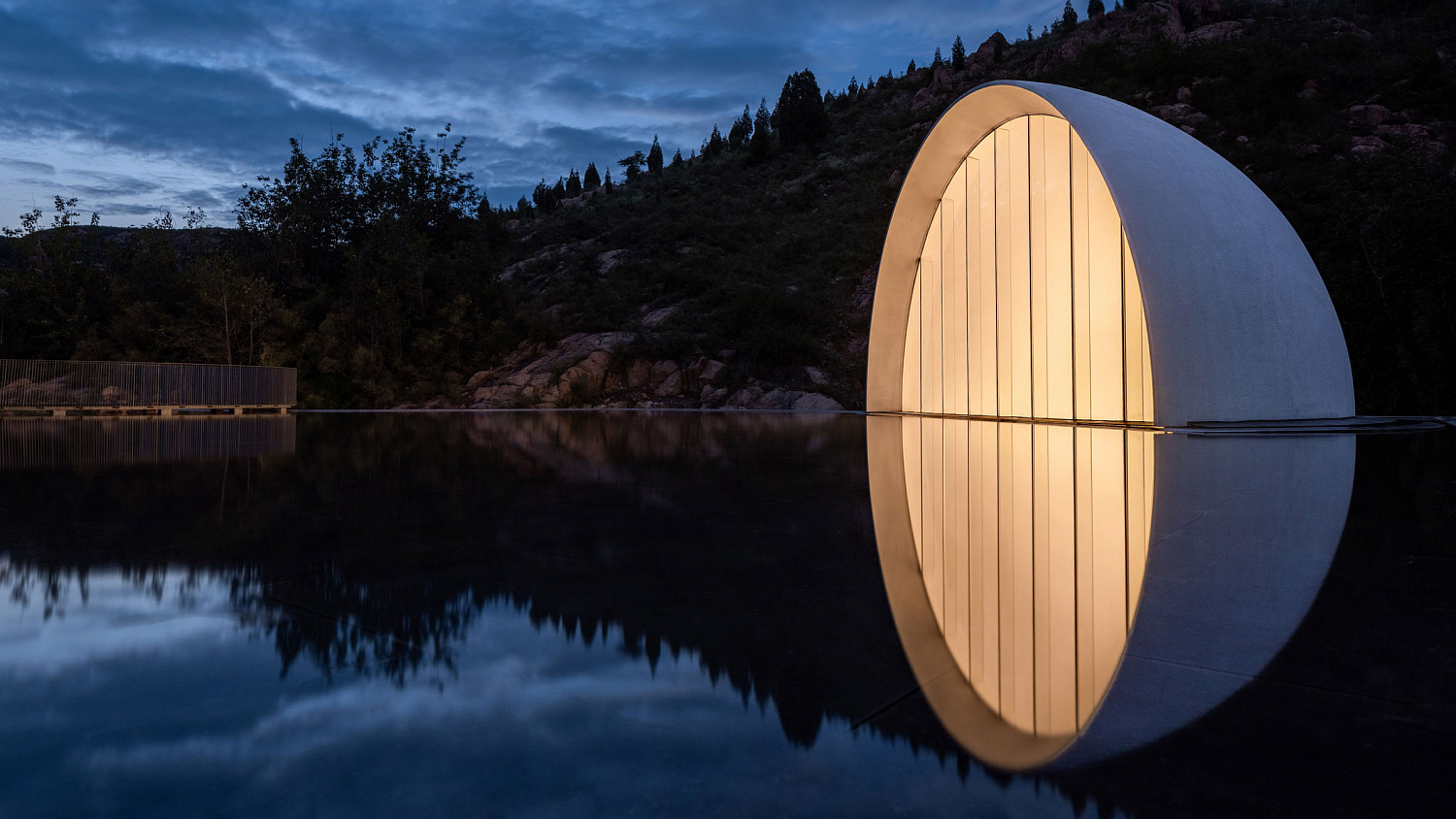 Syn Architects увенчала свадебную часовню в Китае подсвеченной «луной»