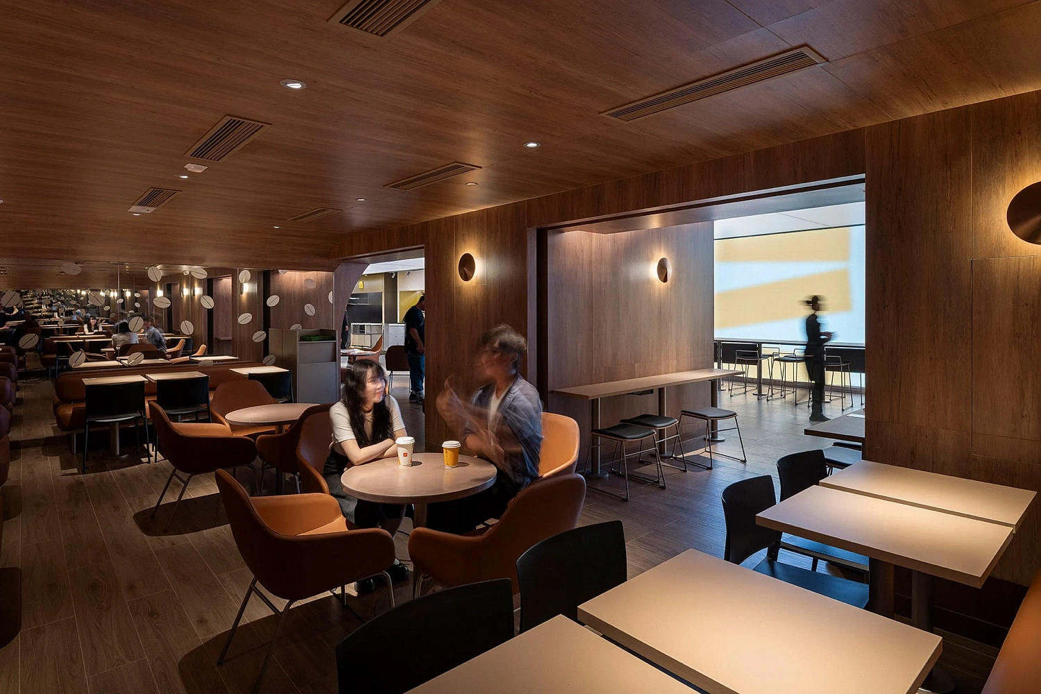 Landini Associates создали «эмоциональный» McDonald's в Гонконге