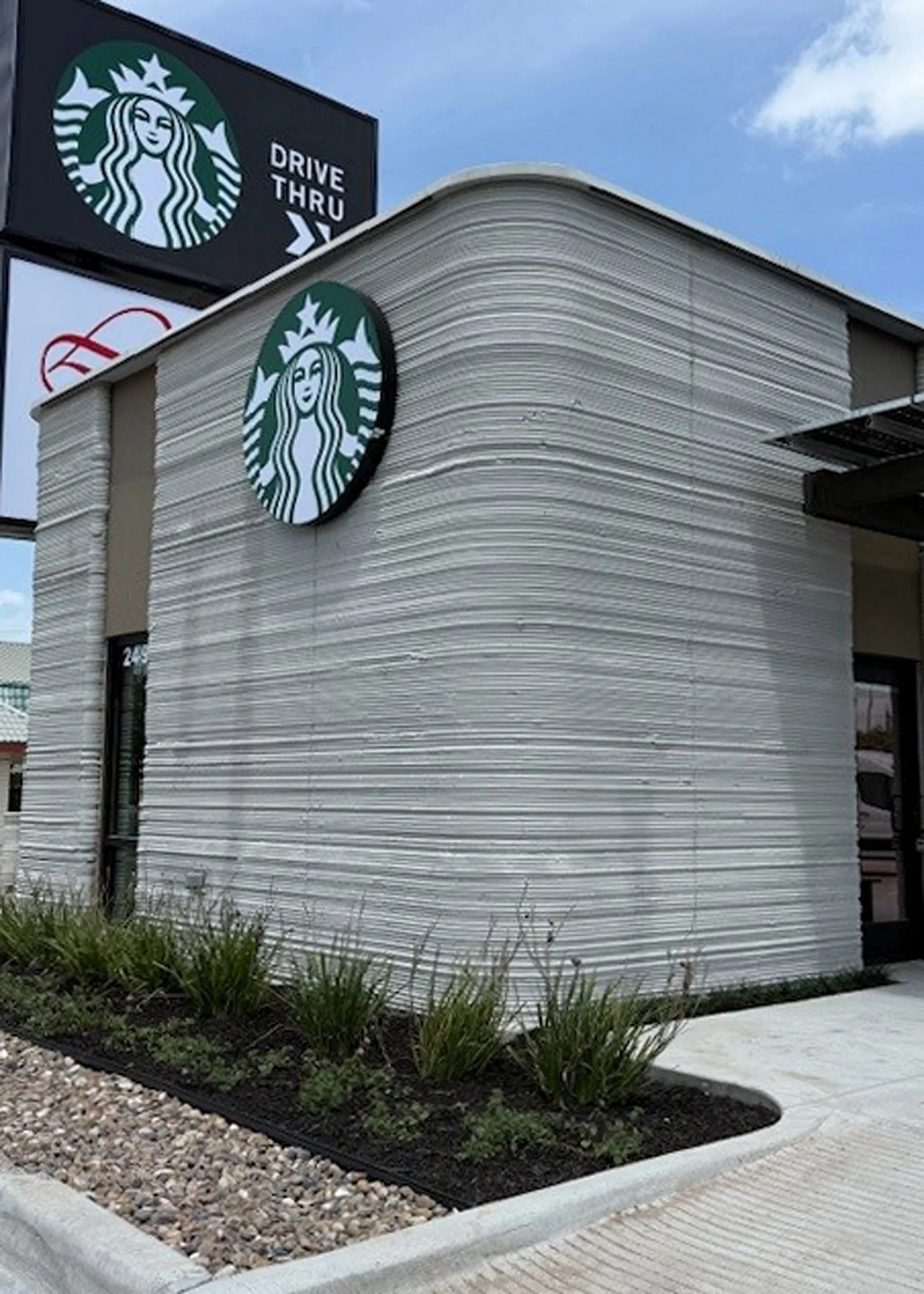 Первый напечатанный на 3D-принтере Starbucks близится к завершению в Техасе