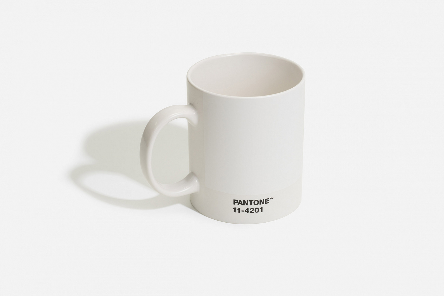 «Возвышенный белый» Cloud Dancer — цвет 2026 года по версии Pantone