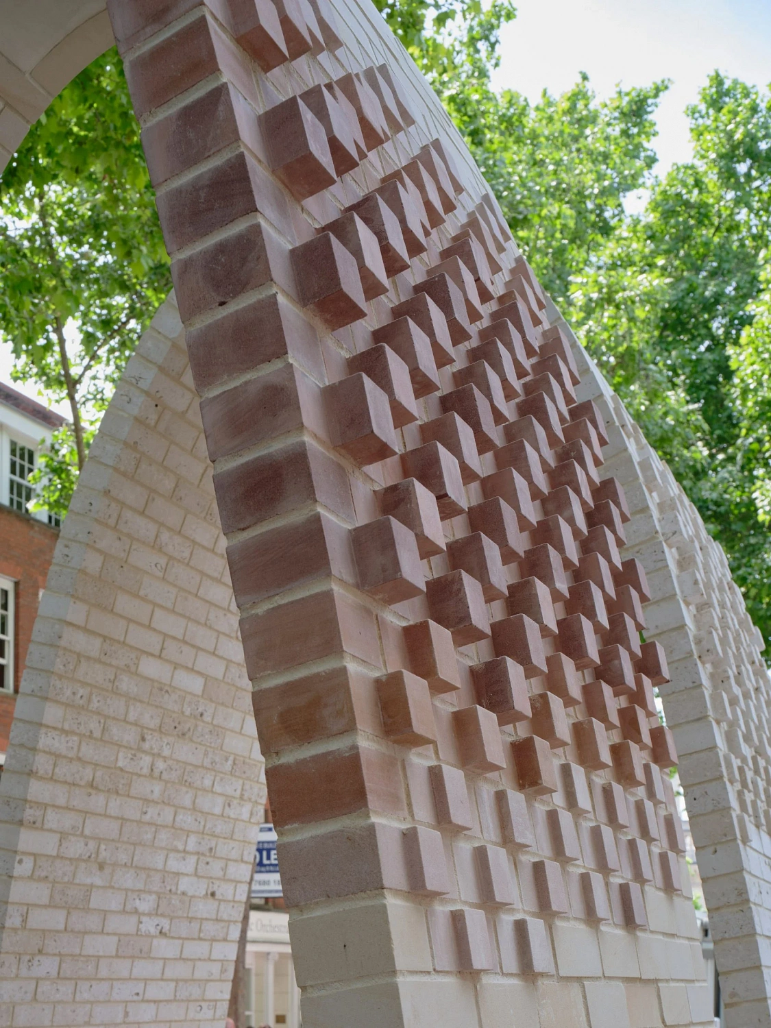 Один слой каменного кирпича: арочная инсталляция от Hawkins\Brown и Webb Yates