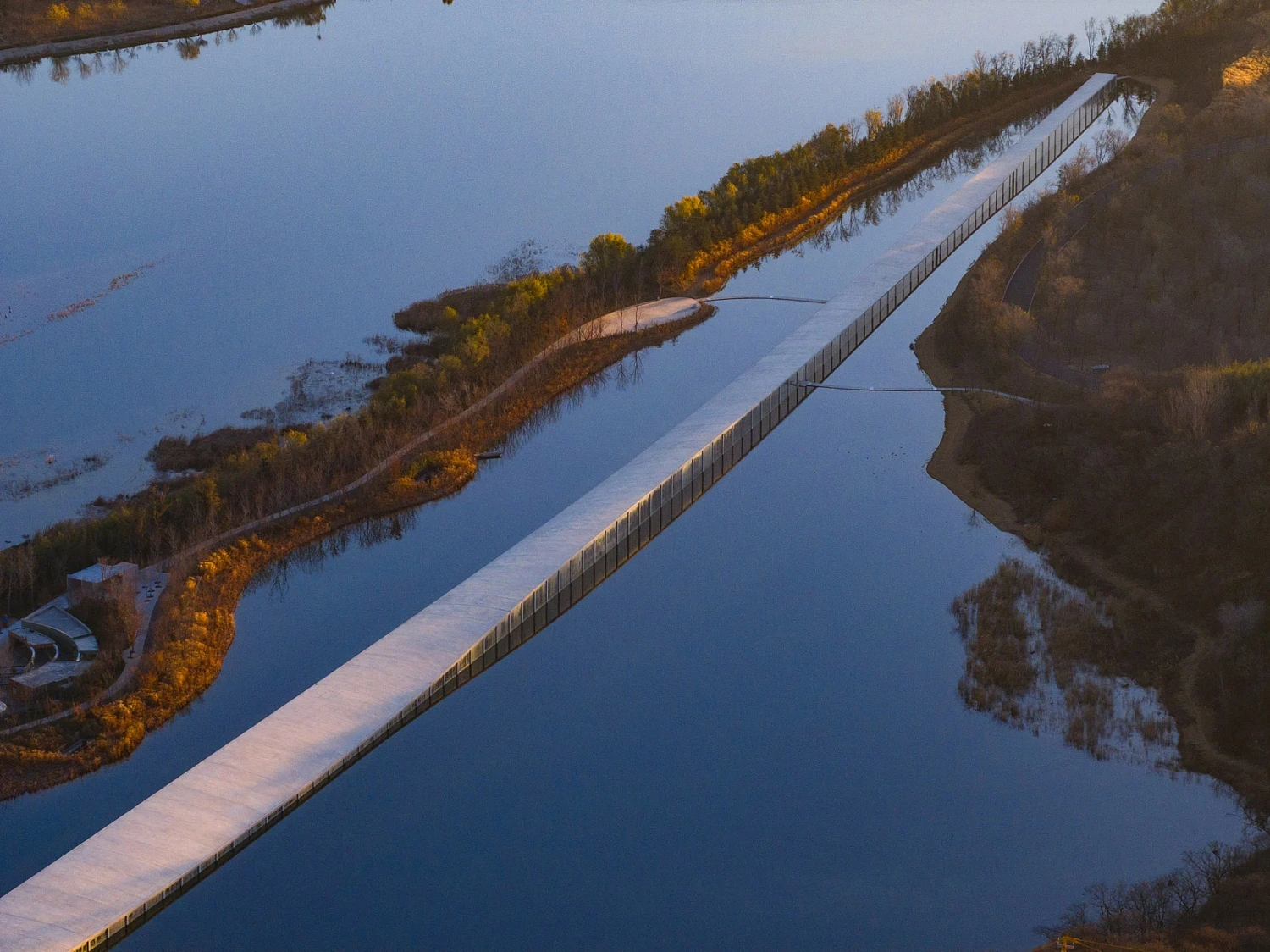 В Китае открылся Художественный музей, расположенный в водах озера