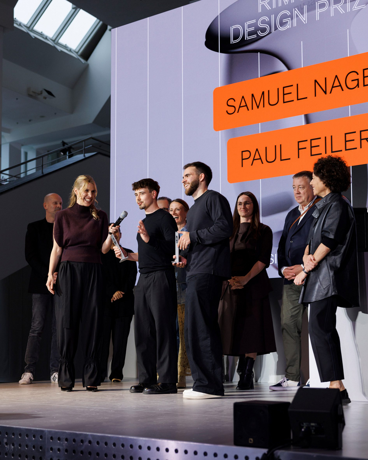 Браслет, который переводит язык жестов в речь, выиграл Rimowa Design Prize 2026