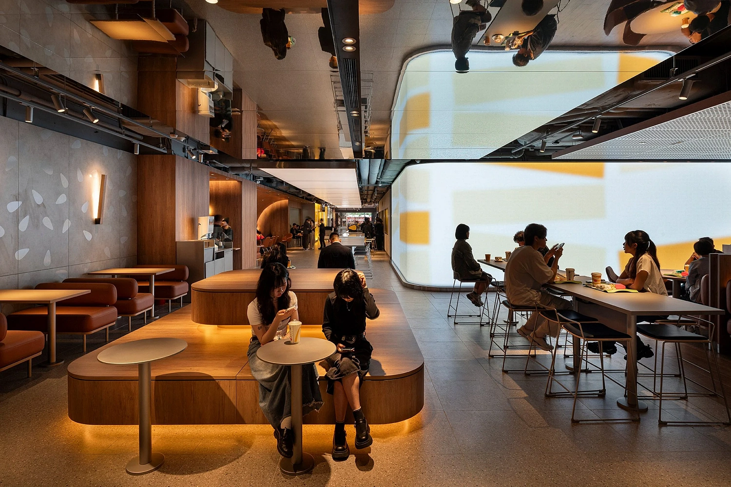 Landini Associates создали «эмоциональный» McDonald's в Гонконге