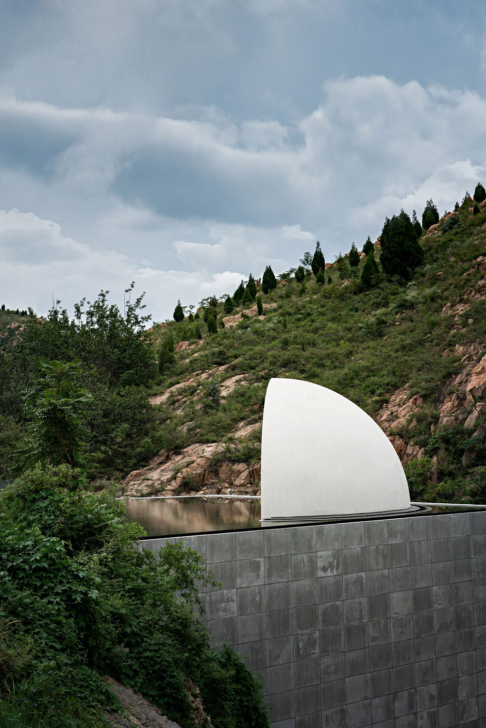 Syn Architects увенчала свадебную часовню в Китае подсвеченной «луной»